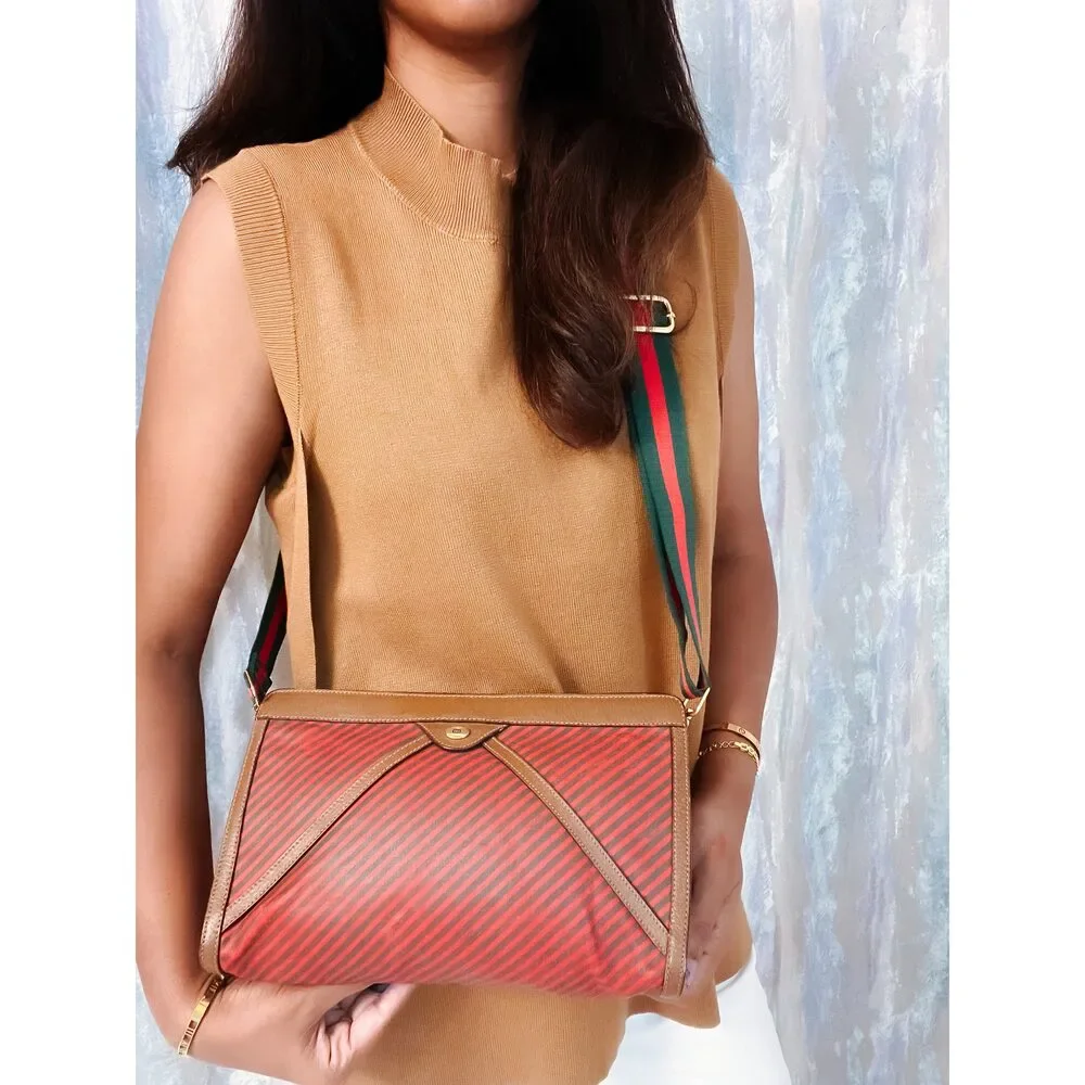 Sale! vintage Gucci clutch as crossbody ❤️💚 - Picture 3 of 16